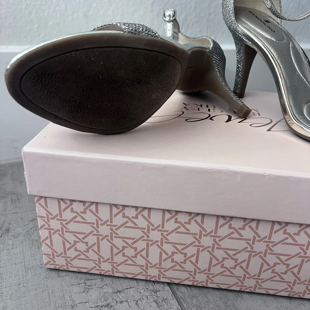 Bandolino heels Size 7 Women’s EUC with box Silver - Picture 3 of 4